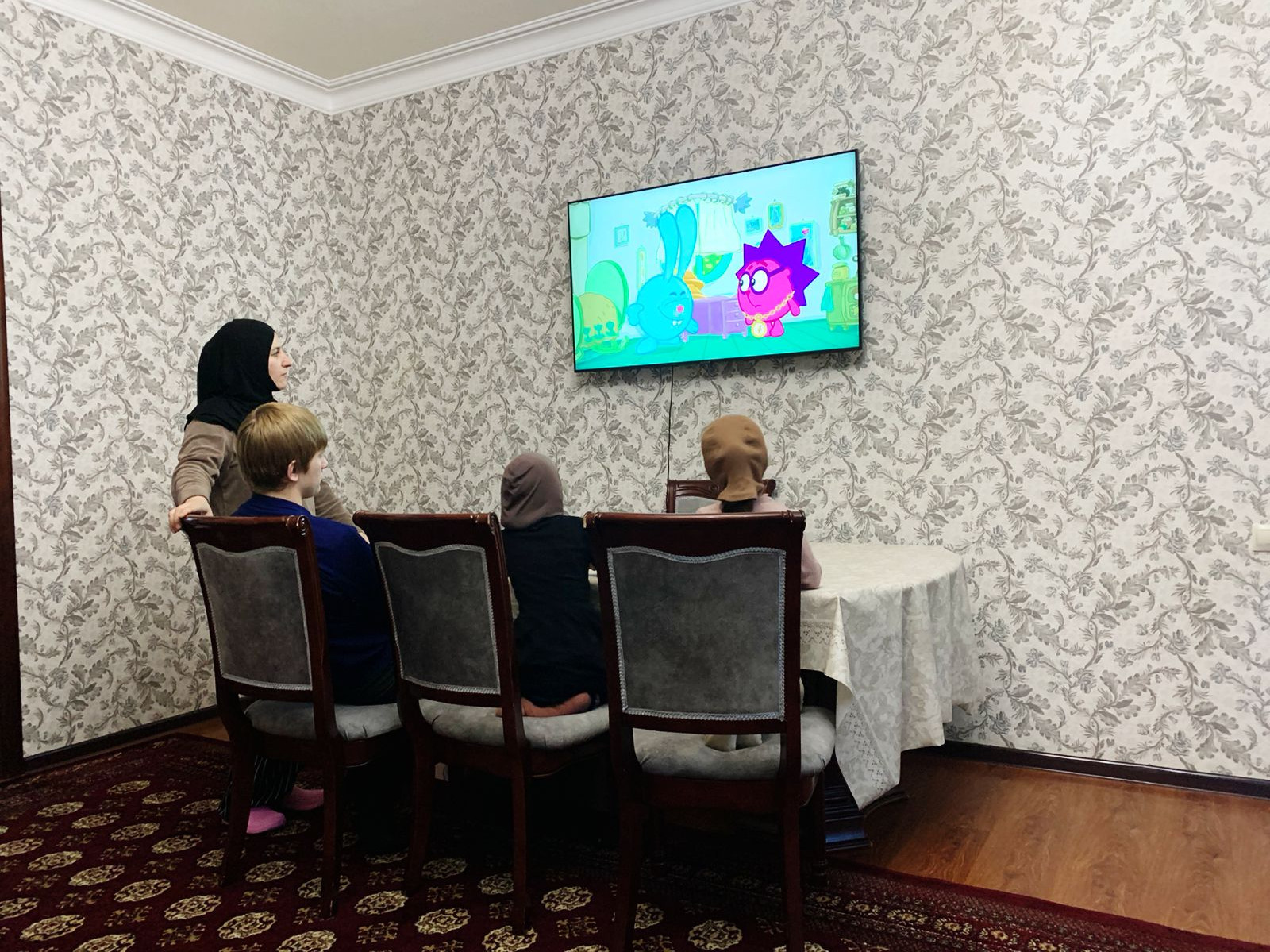 Медсестра с функцией сиделки, Алгасанова Марина, также провела беседу и организовала просмотр мультфильмов по финансовой грамотности с ее подопечными.